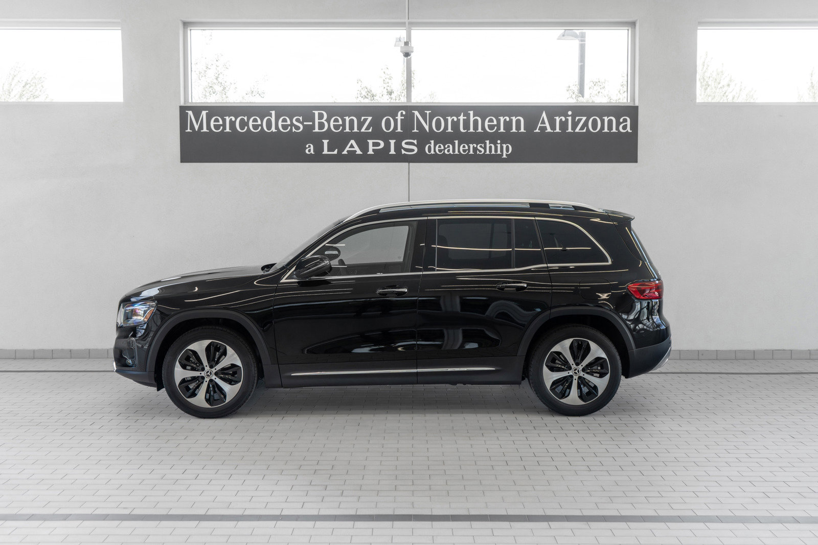 Used 2024 Mercedes-Benz GLB 250 w/ Exclusive Package image 2