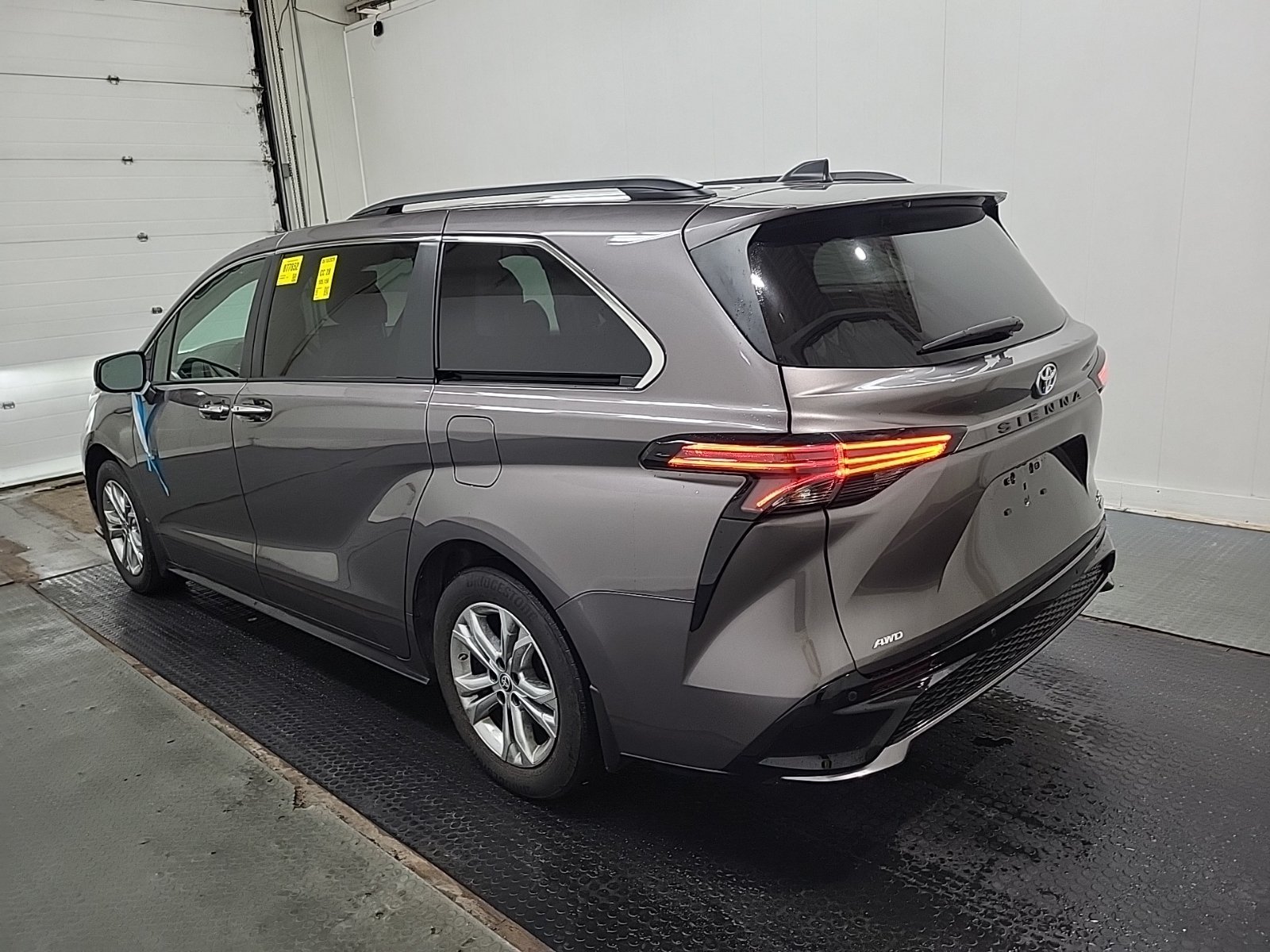 Used 2022 Toyota Sienna XSE AWD/4WD image 6