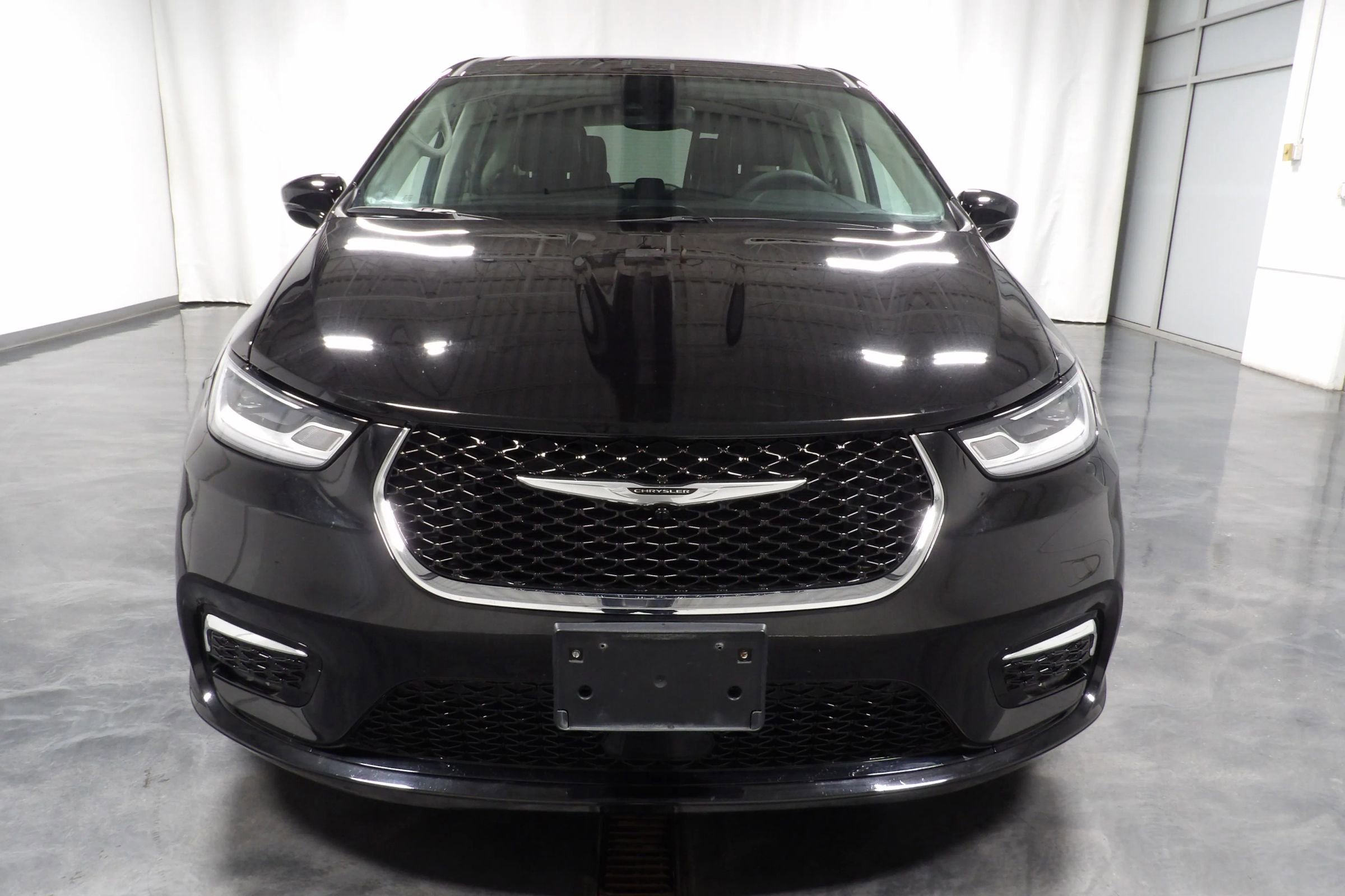 Used 2024 Chrysler Pacifica Limited image 4