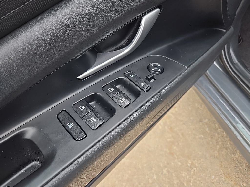 Used 2025 Hyundai Elantra SE FWD image 30