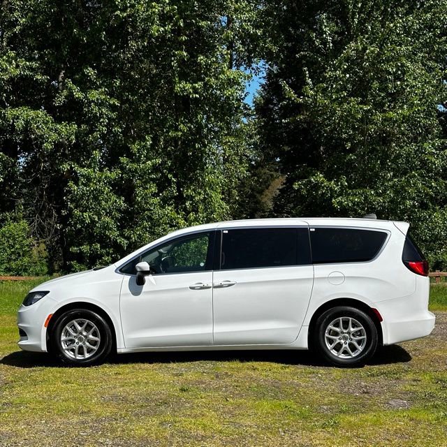 Used 2023 Chrysler Voyager LX FWD image 8