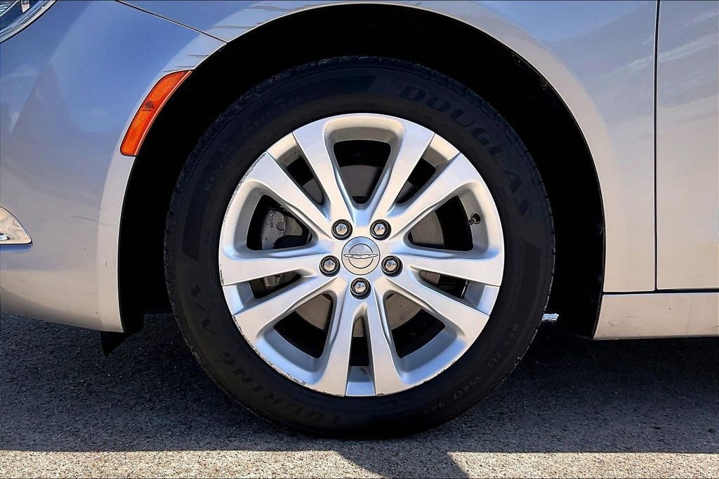 Used 2015 Chrysler 200 Limited FWD image 34
