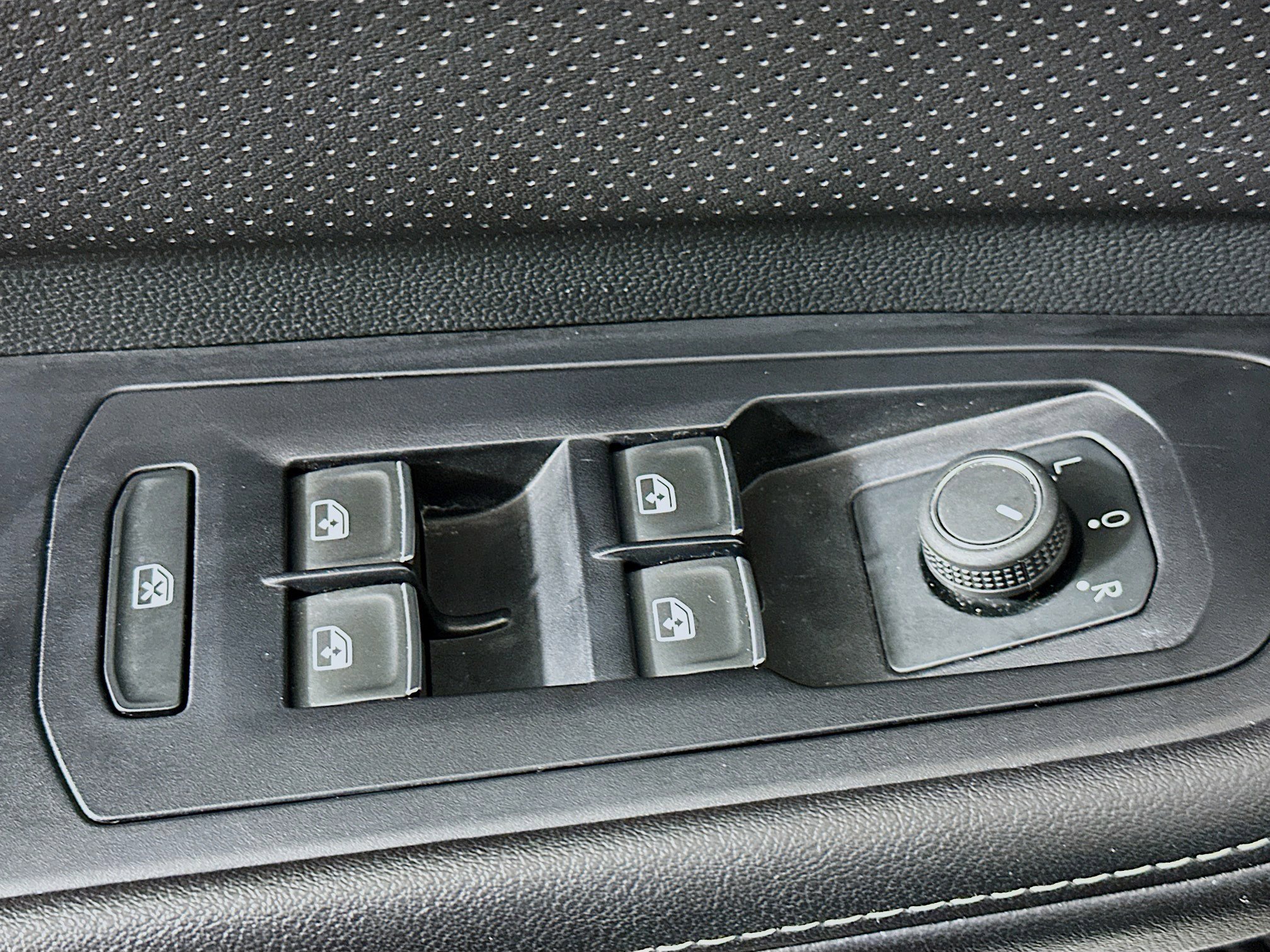 Used 2025 Volkswagen Atlas SE image 15