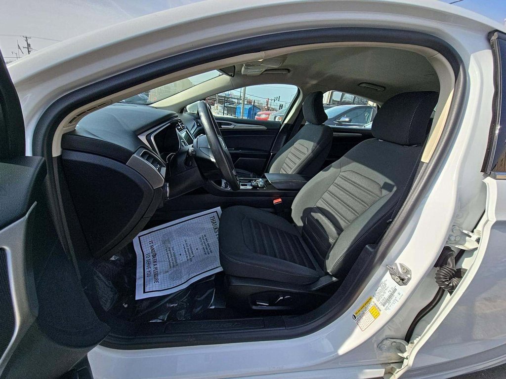 Used 2019 Ford Fusion SE image 2