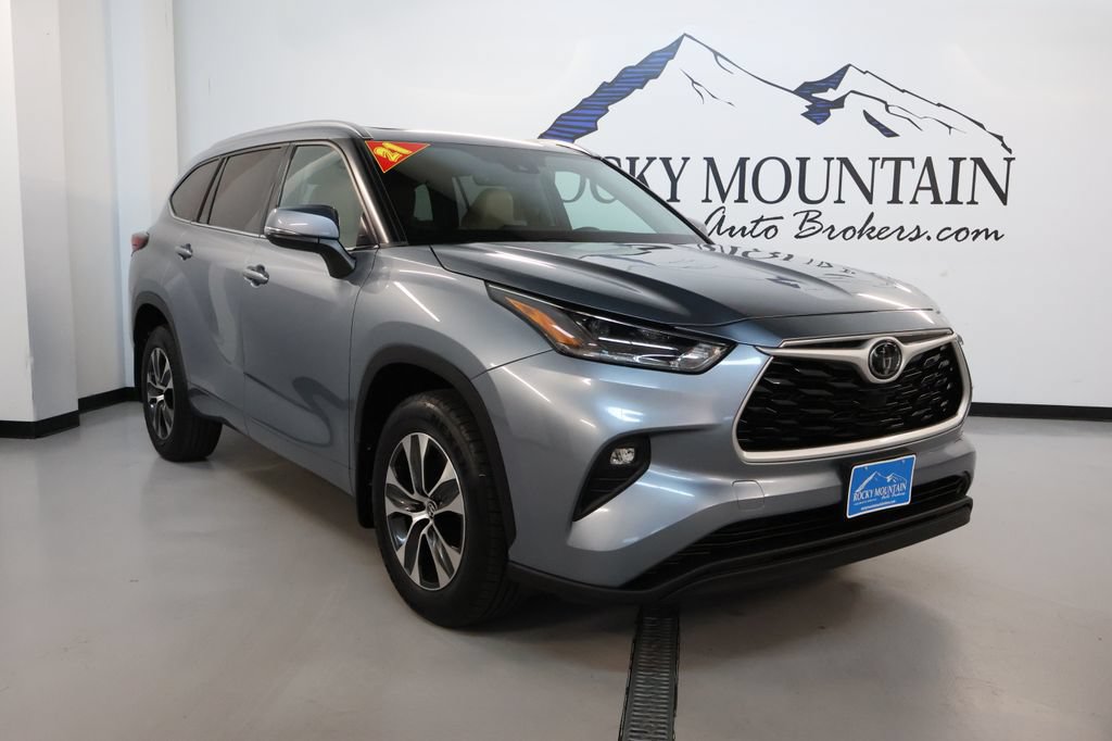 Used 2021 Toyota Highlander XLE AWD/4WD image 1
