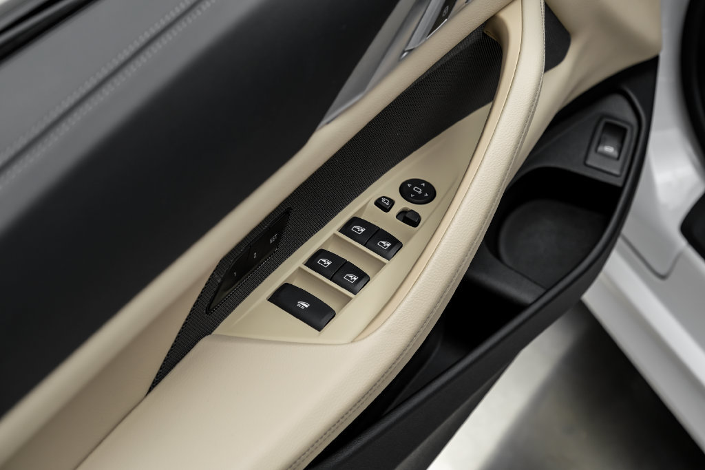 Used 2025 BMW M440i Convertible w/ Premium Package RWD image 50