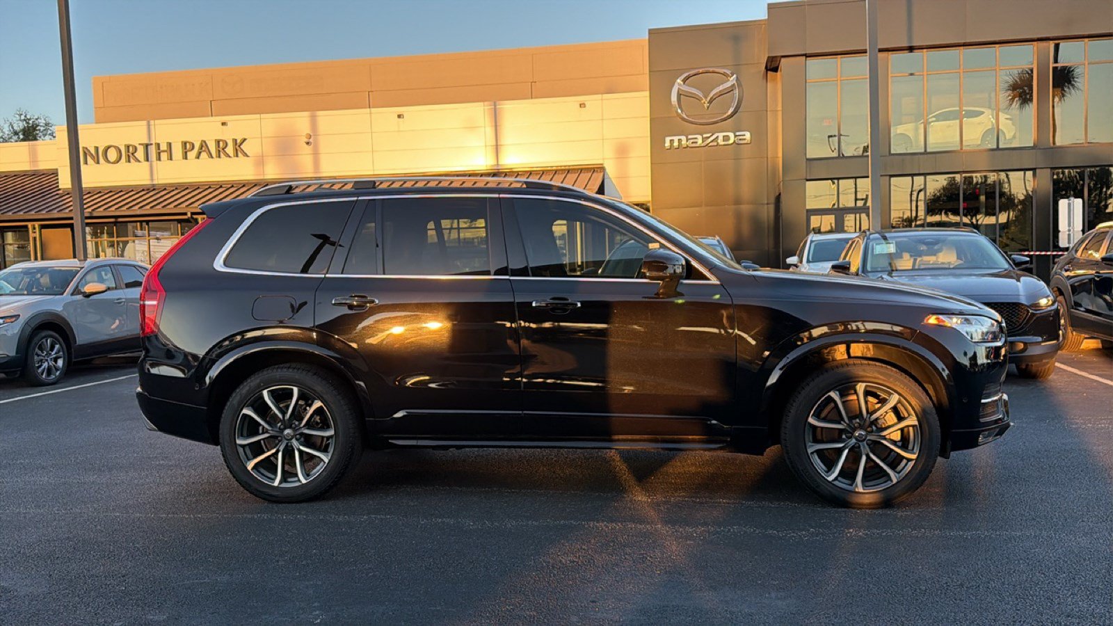 Used 2016 Volvo XC90 T6 Momentum w/ Momentum Plus Package AWD/4WD image 3