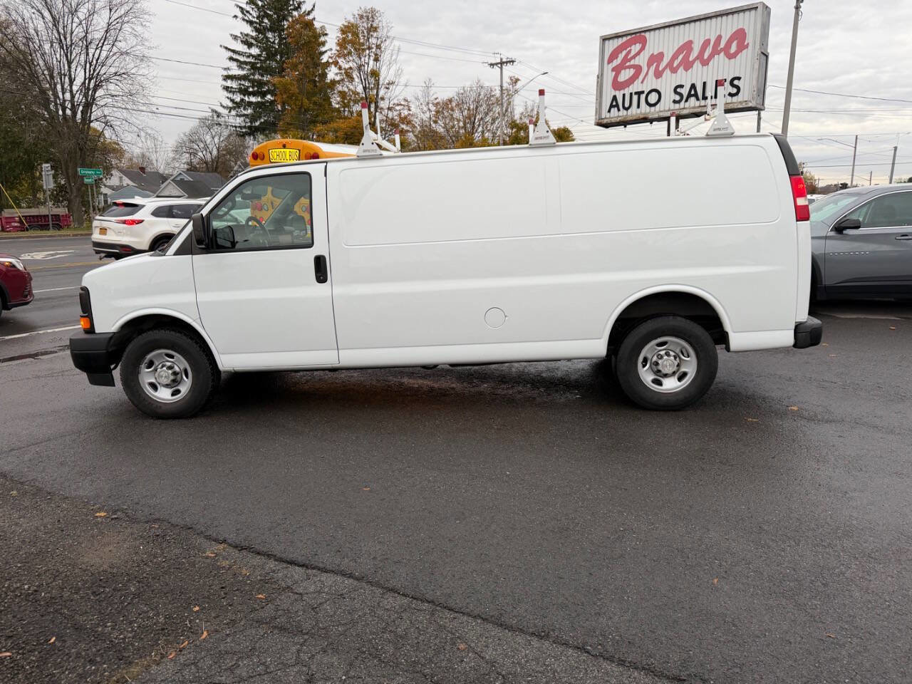 Used 2017 Chevrolet Express 2500 Extended image 2