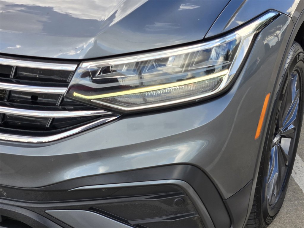 Used 2023 Volkswagen Tiguan SE w/ Panoramic Sunroof Package image 11
