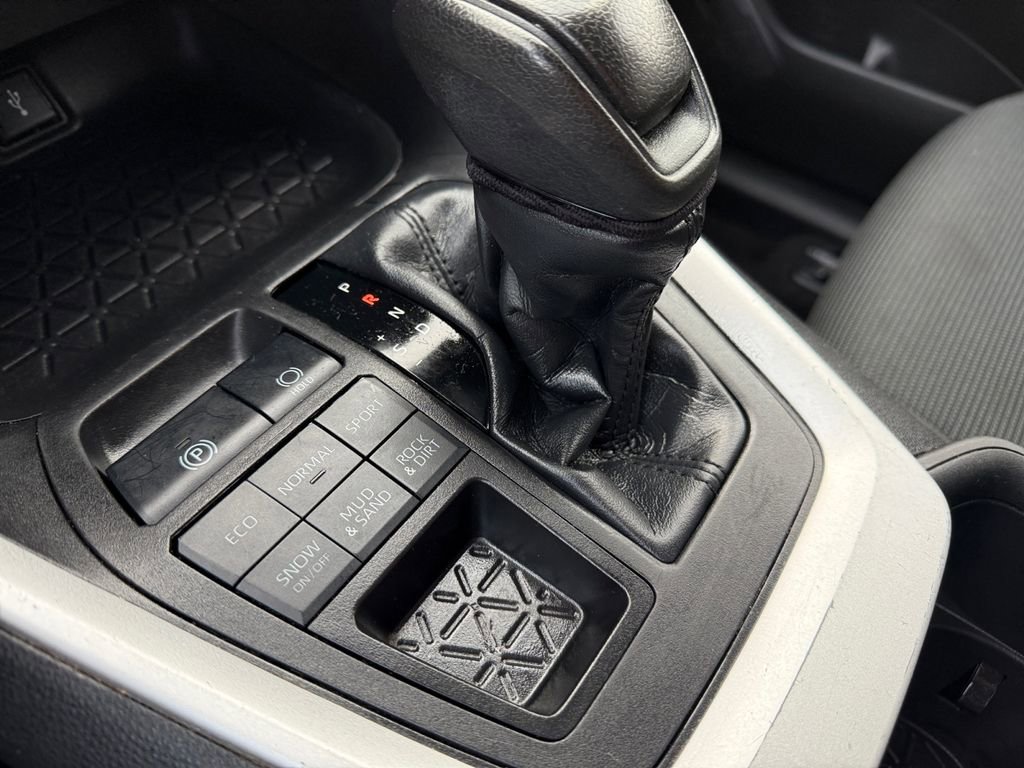 Used 2022 Toyota RAV4 LE image 38