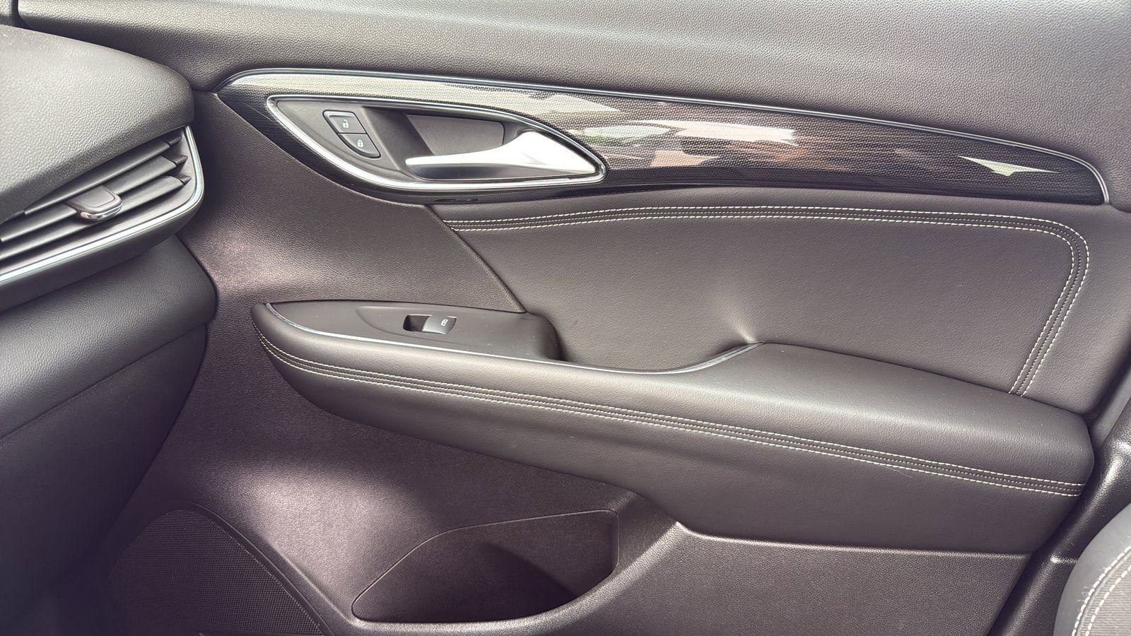 Used 2023 Buick Envision Preferred image 23