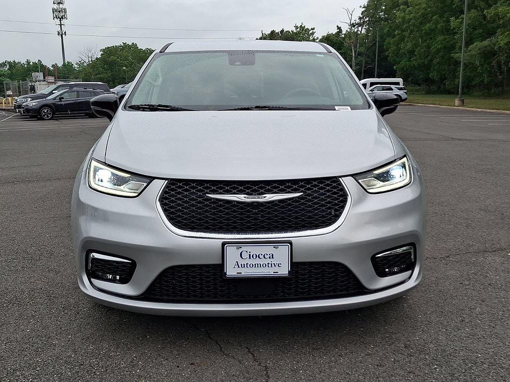 Used 2024 Chrysler Pacifica Touring-L FWD image 5
