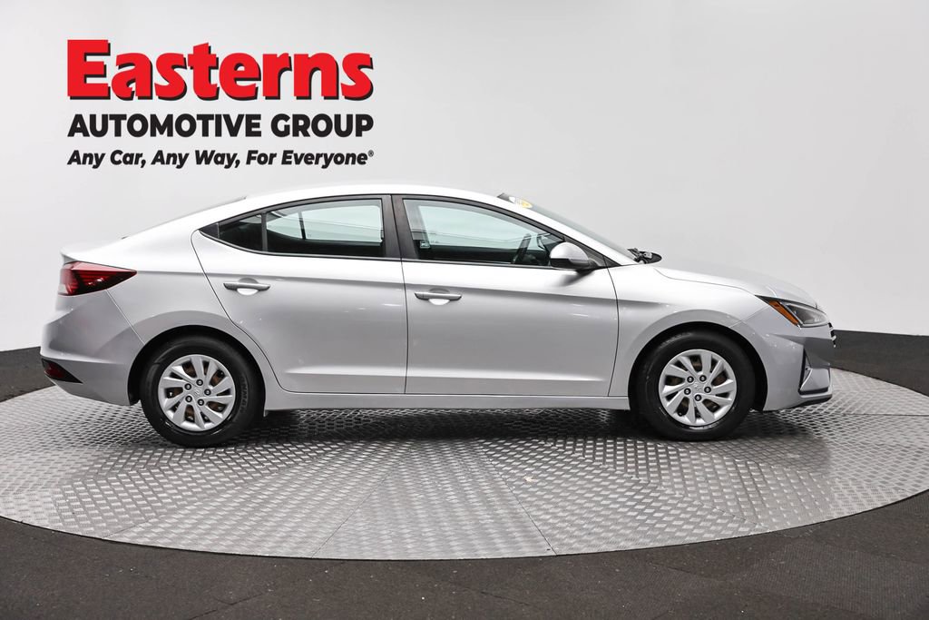 Used 2019 Hyundai Elantra SE w/ Cargo Package FWD image 4