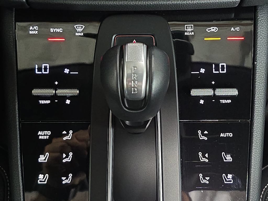 Certified 2025 Porsche Macan AWD/4WD image 19