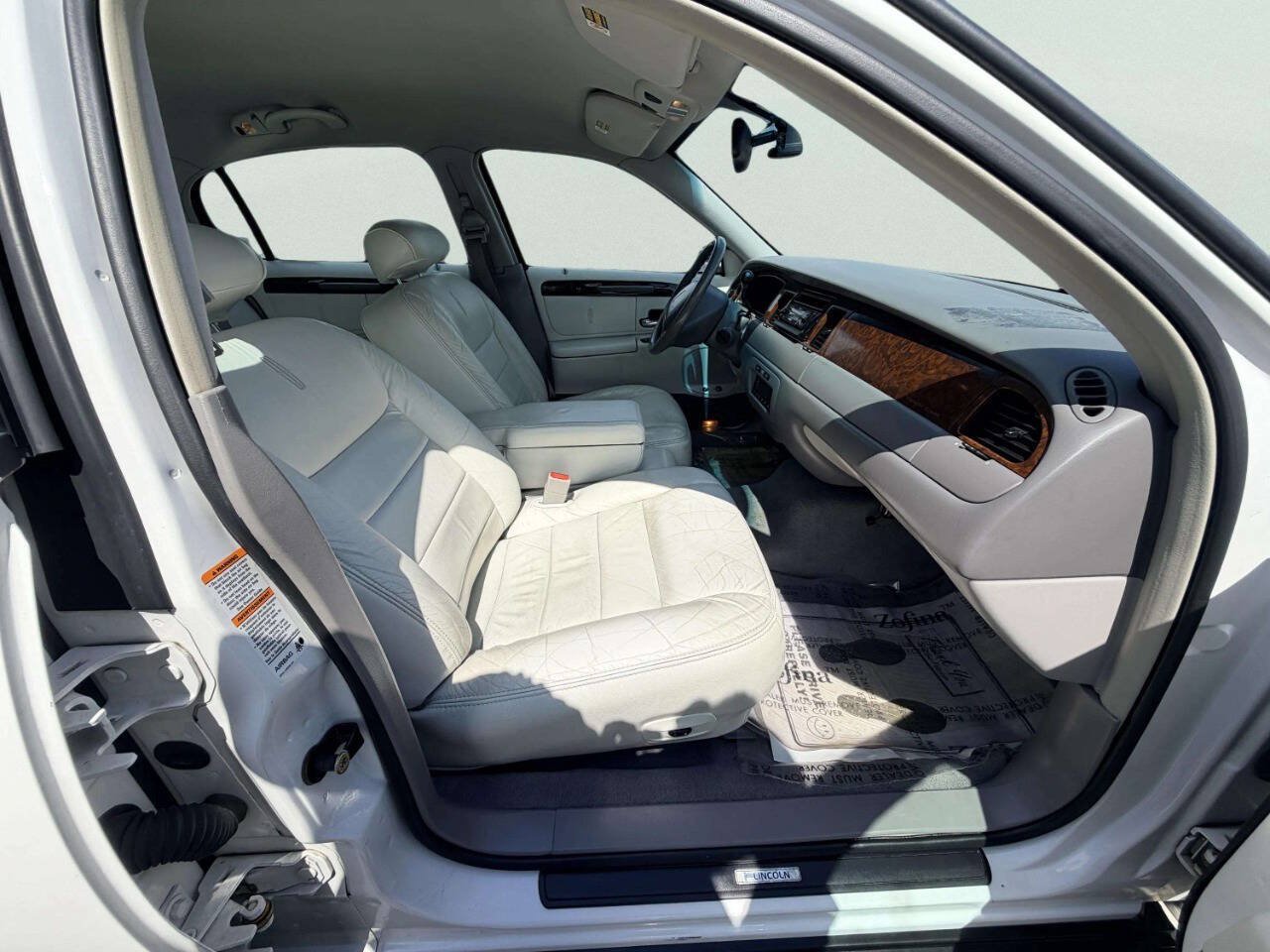 Used 2001 Lincoln Town Car Executive RWD image 25