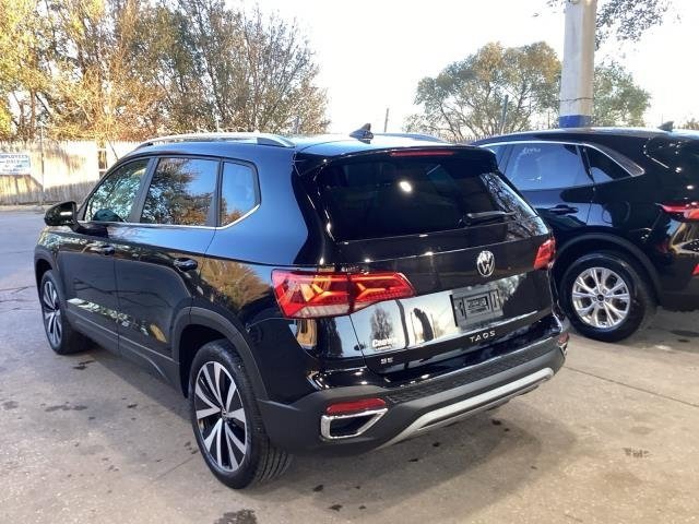 Used 2024 Volkswagen Taos SE image 3