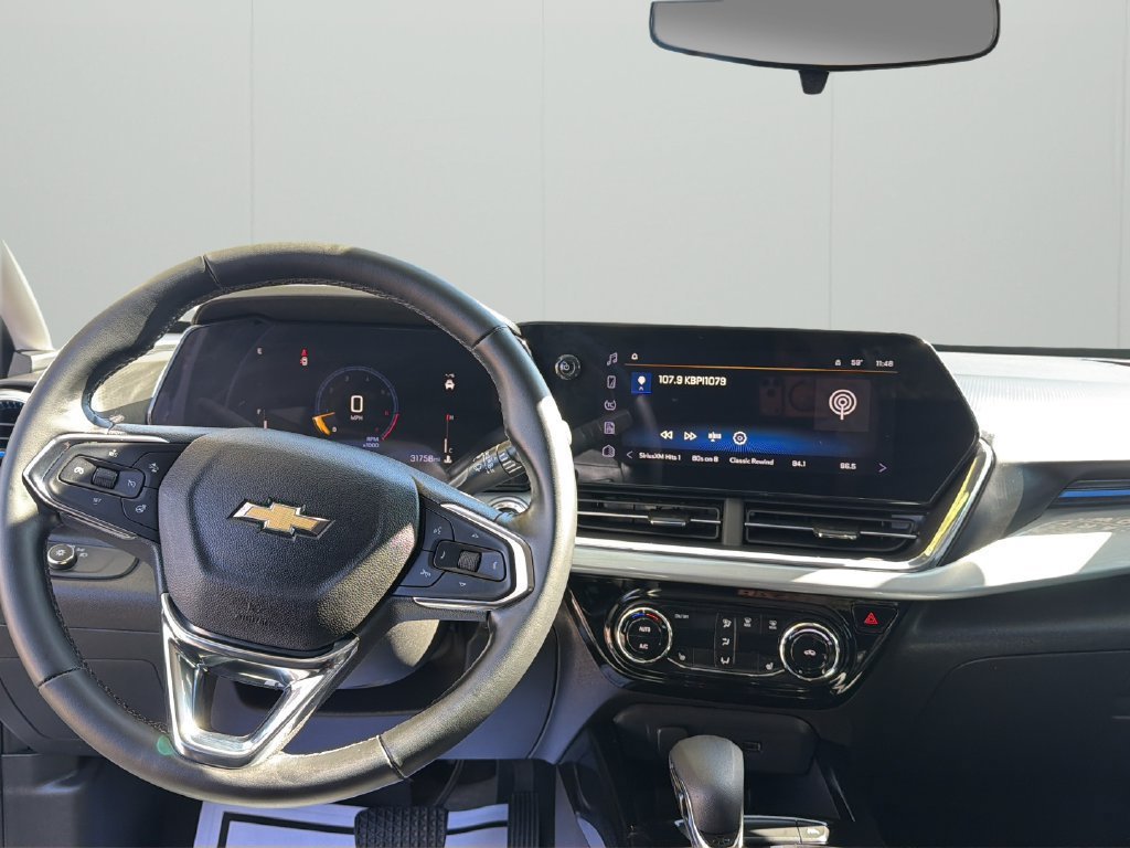 Used 2025 Chevrolet Trax LT w/ LT Convenience Package FWD image 13