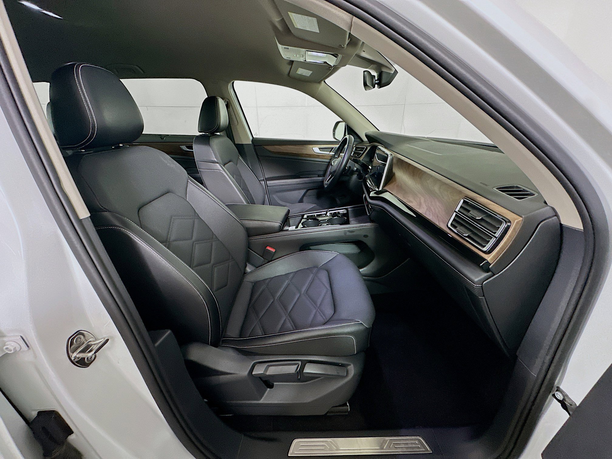 Used 2025 Volkswagen Atlas SE image 33