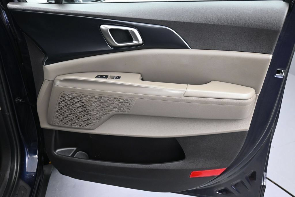 Used 2025 Kia Carnival FWD image 17