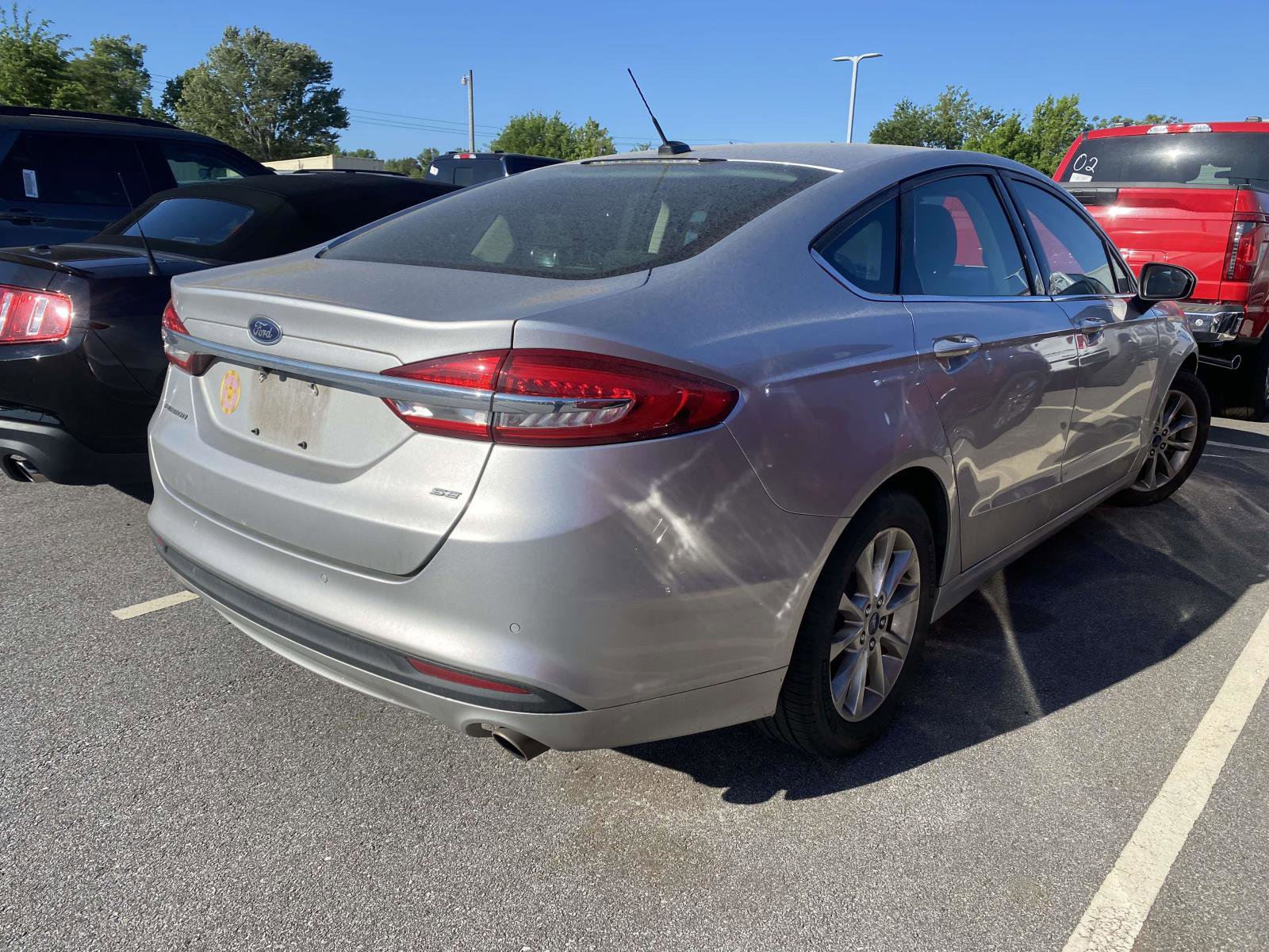 Used 2017 Ford Fusion SE w/ Fusion SE Technology Package FWD image 5