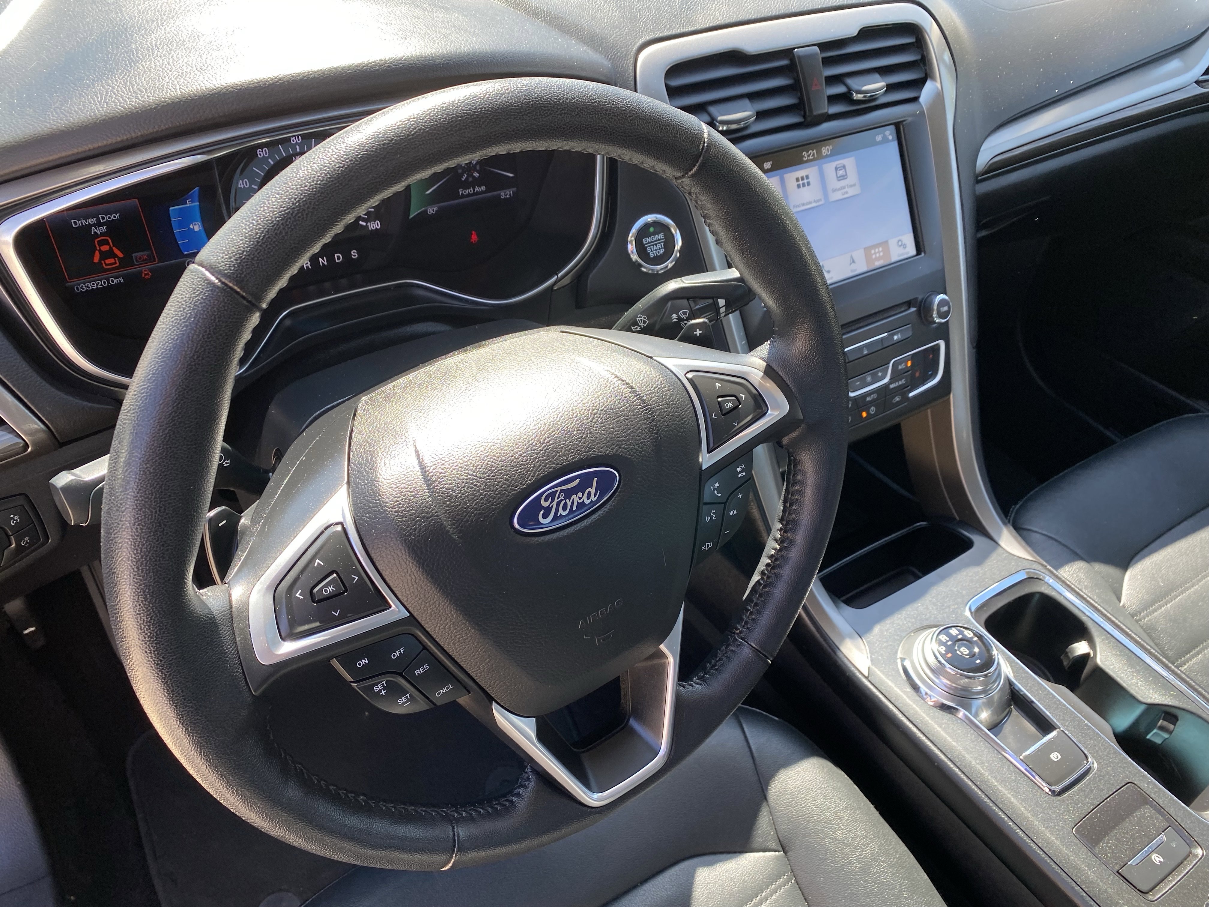 Used 2017 Ford Fusion SE w/ Fusion SE Technology Package image 4