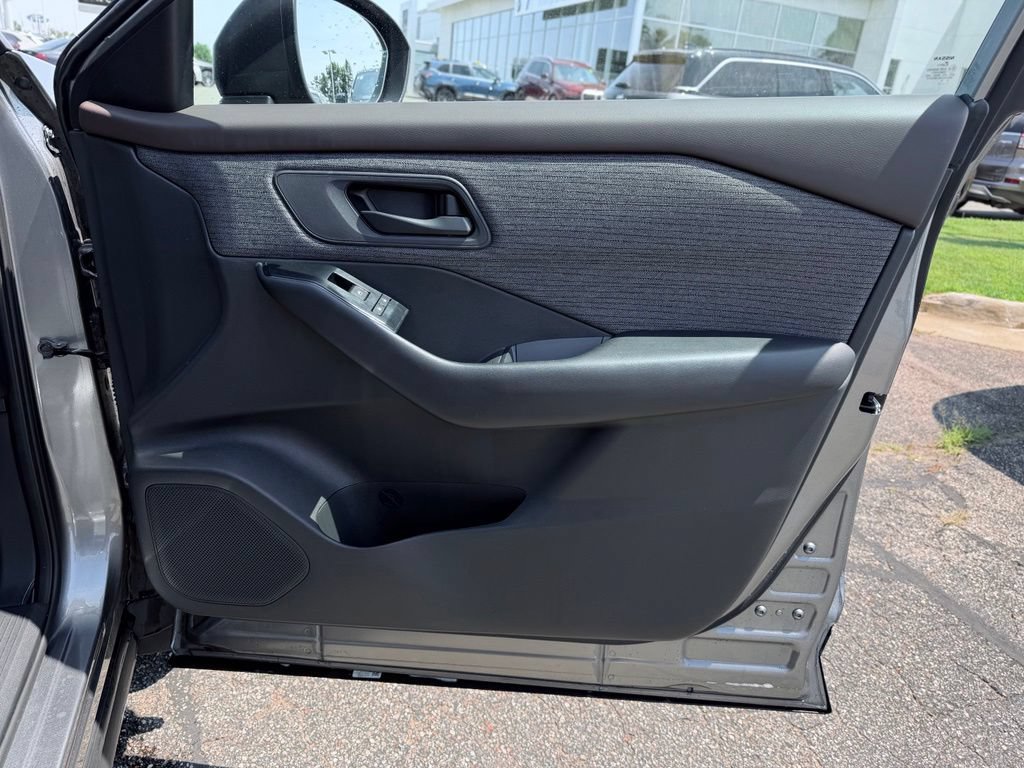 Used 2023 Nissan Rogue S AWD/4WD image 13