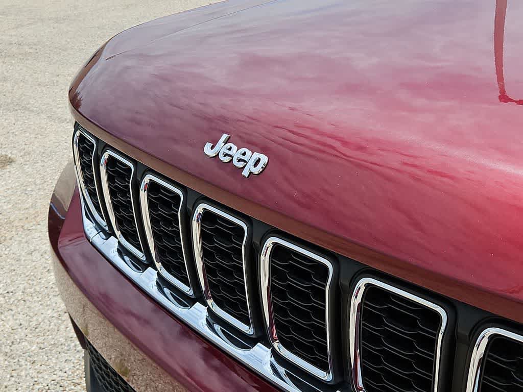 Used 2024 Jeep Grand Cherokee Laredo RWD image 13