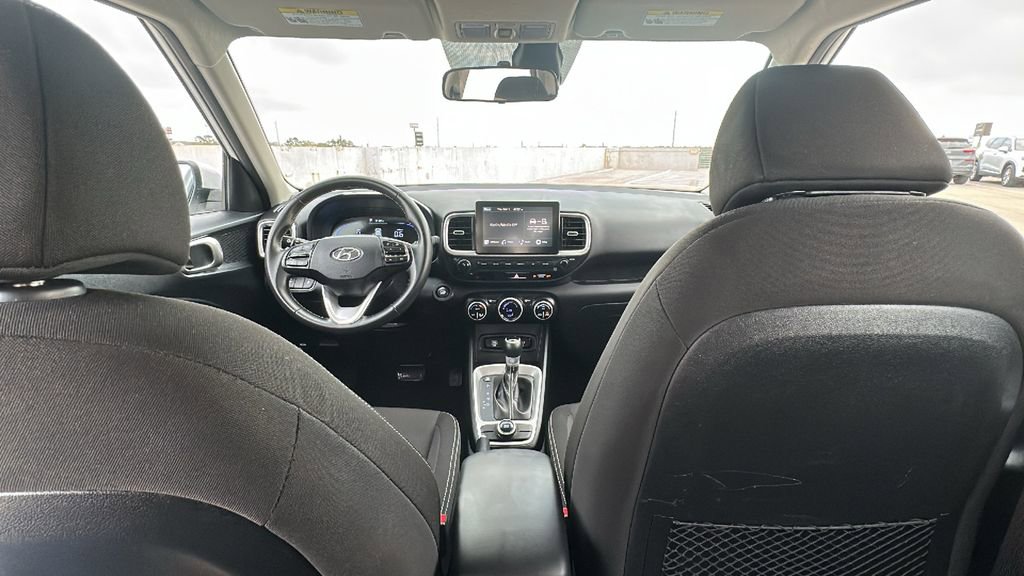 Certified 2025 Hyundai Venue SEL image 29