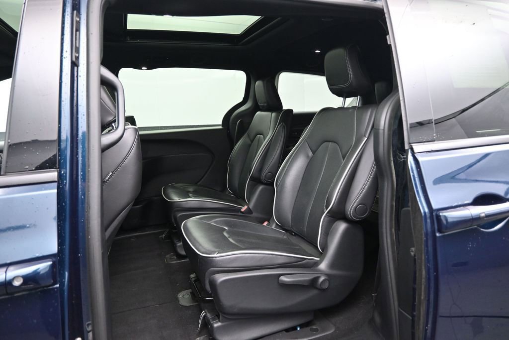 Used 2023 Chrysler Pacifica Limited w/ S Appearance Package FWD image 25