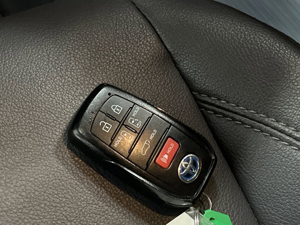Used 2024 Toyota Sienna XSE image 28