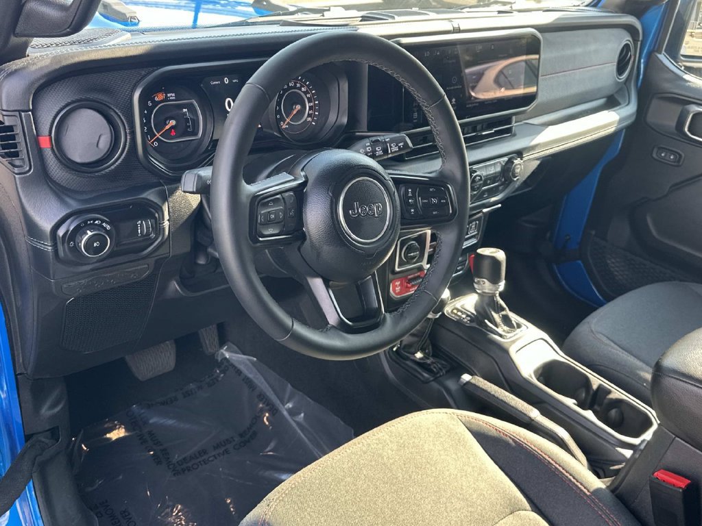 Used 2025 Jeep Wrangler Unlimited Rubicon w/ Convenience Group AWD/4WD image 2