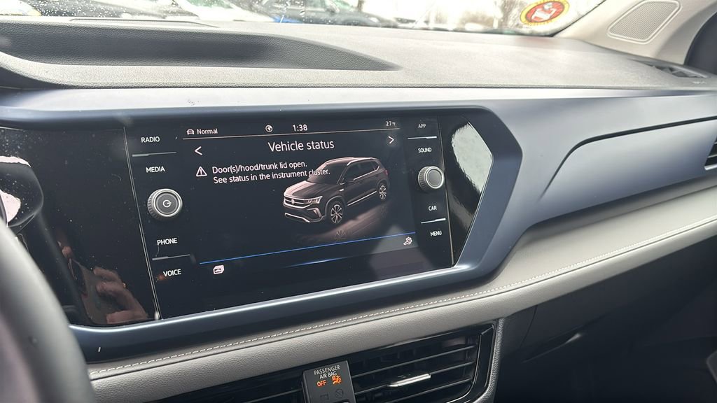 Used 2024 Volkswagen Taos SE image 19