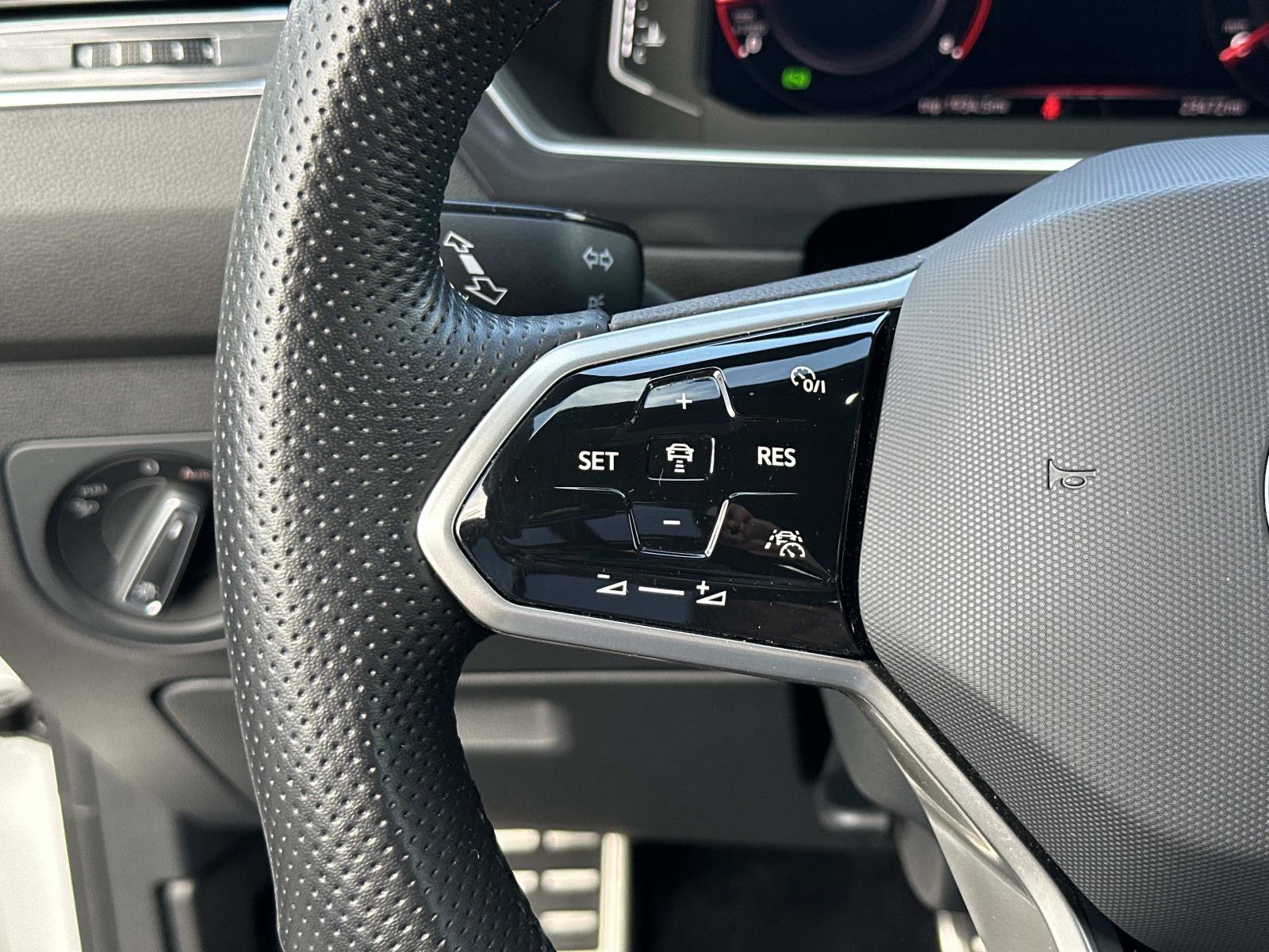 Used 2023 Volkswagen Tiguan SEL R-Line image 32