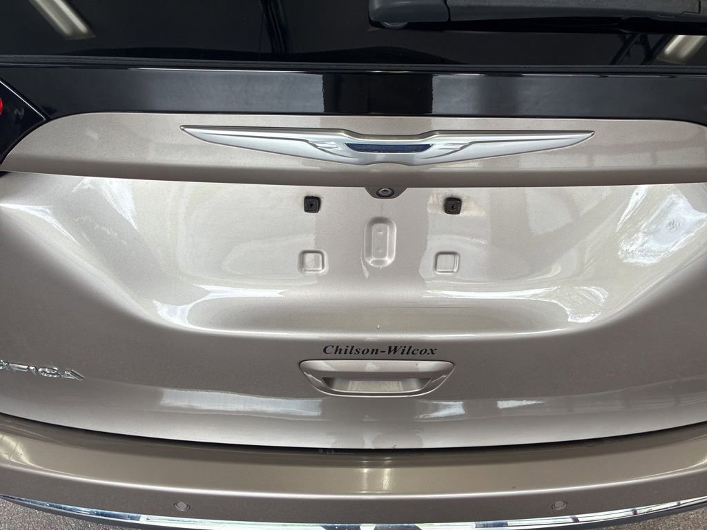 Used 2017 Chrysler Pacifica Touring-L w/ Tire & Wheel Group FWD image 17