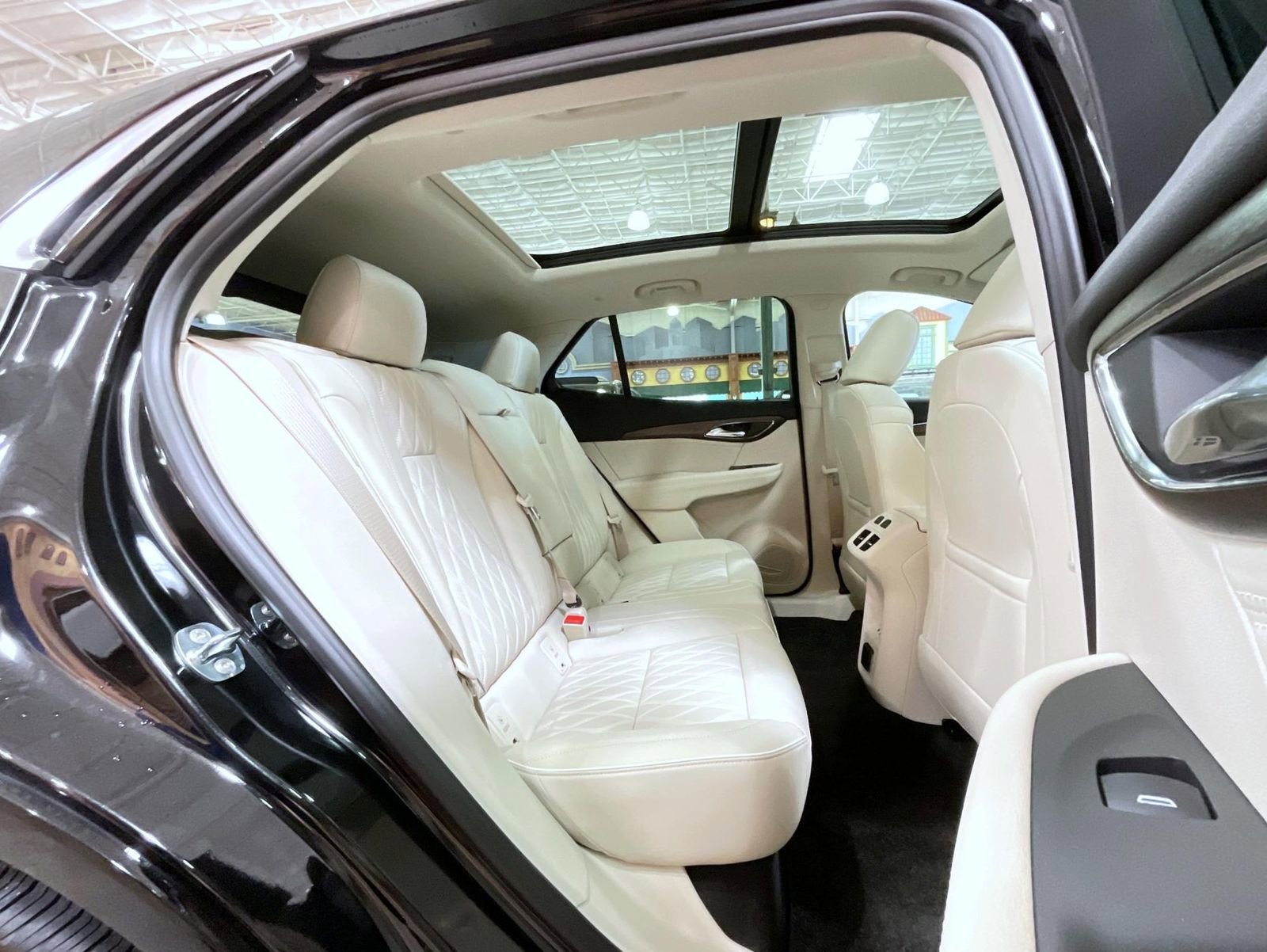 Used 2023 Buick Envision Avenir image 18