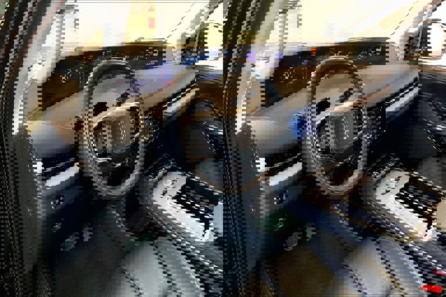 Used 2025 Lincoln Navigator Reserve image 17