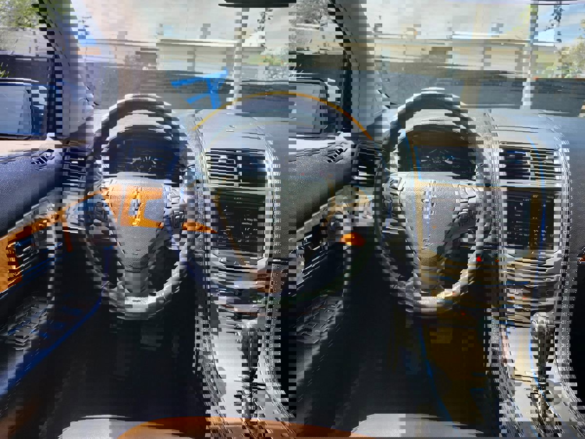 Used 2015 Lincoln MKX FWD w/ Equipment Group 101A image 22