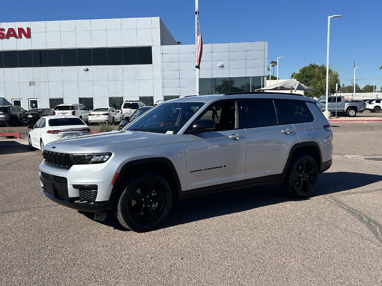 Used 2022 Jeep Grand Cherokee L Laredo RWD image 1