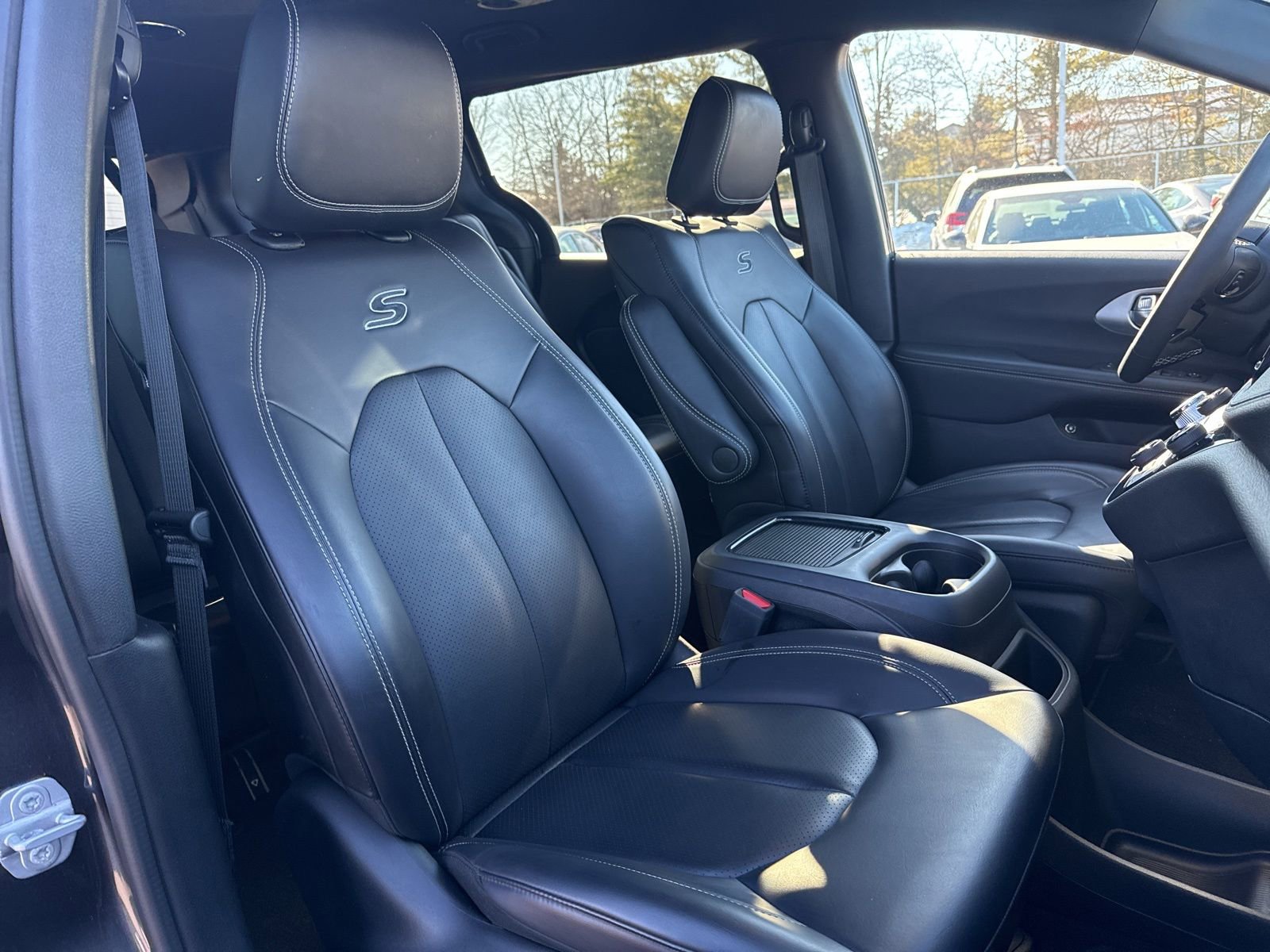 Used 2023 Chrysler Pacifica Touring-L w/ Uconnect Theater Family Group image 15