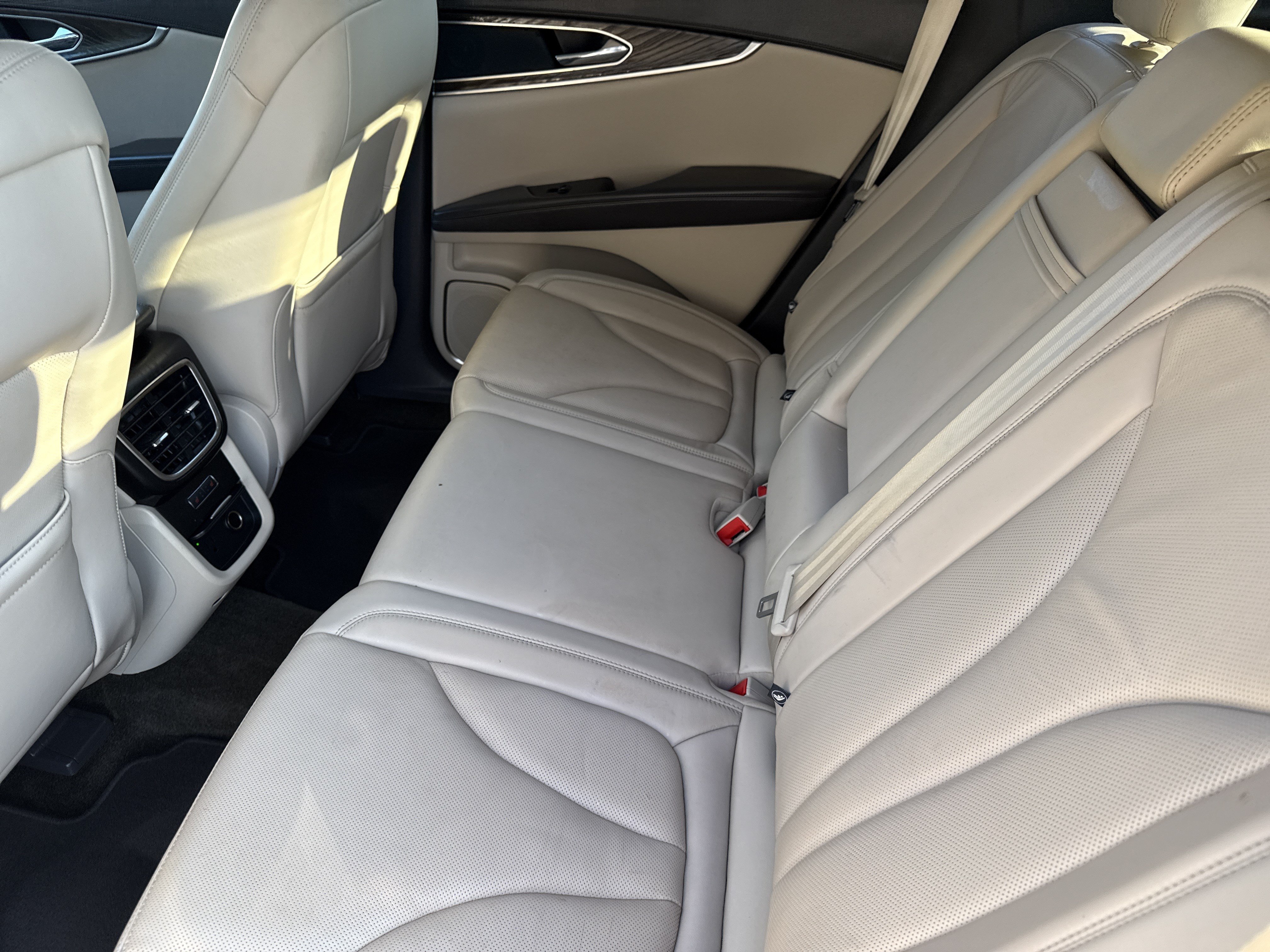 Used 2018 Lincoln MKX Reserve FWD image 17