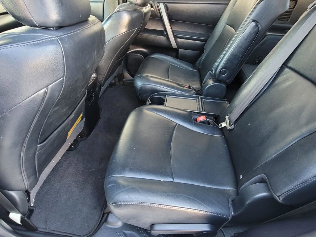 Used 2011 Toyota Highlander SE w/ Tow Pkg FWD image 9