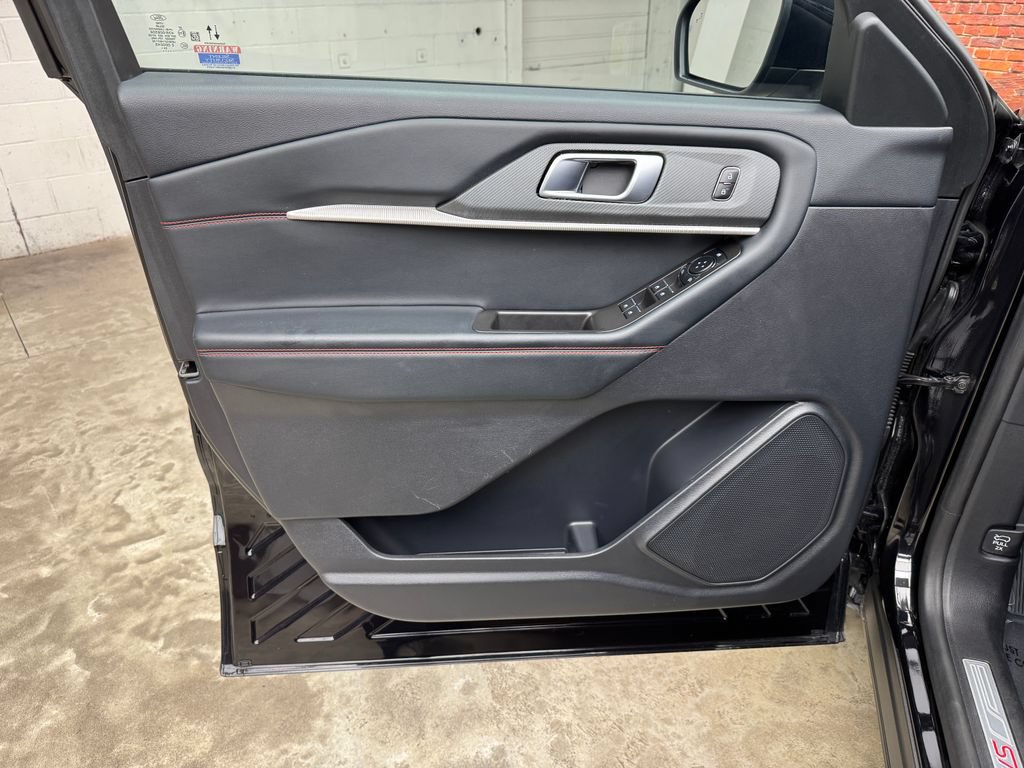 Used 2025 Ford Explorer ST-Line w/ ST-Line Street Pack AWD/4WD image 11
