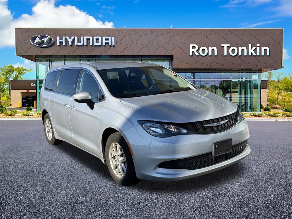 Used 2023 Chrysler Voyager LX image 2