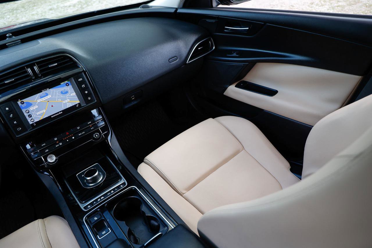 Used 2018 Jaguar XE Premium RWD image 21