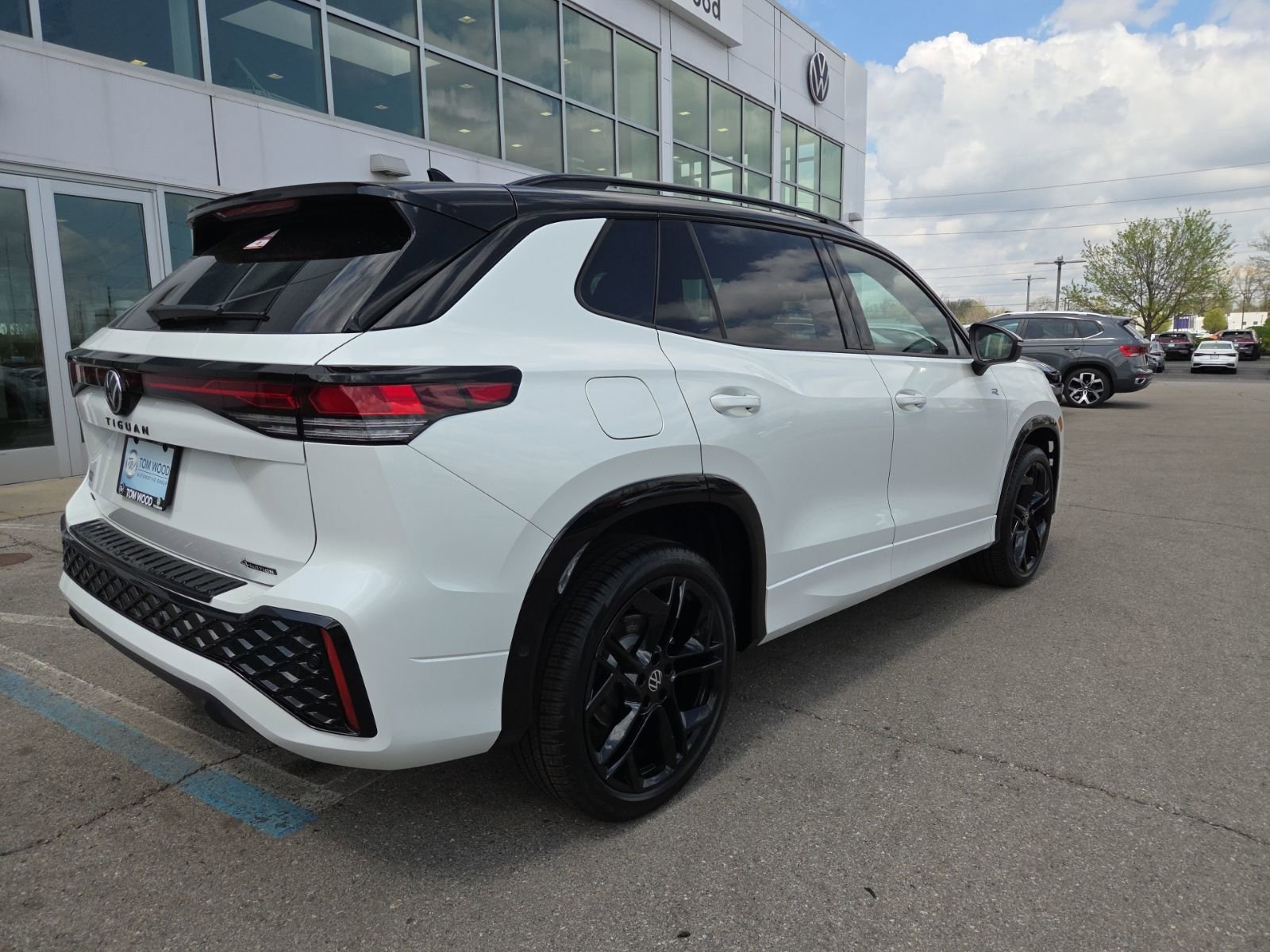 New 2026 Volkswagen Tiguan SE R-Line AWD/4WD image 4