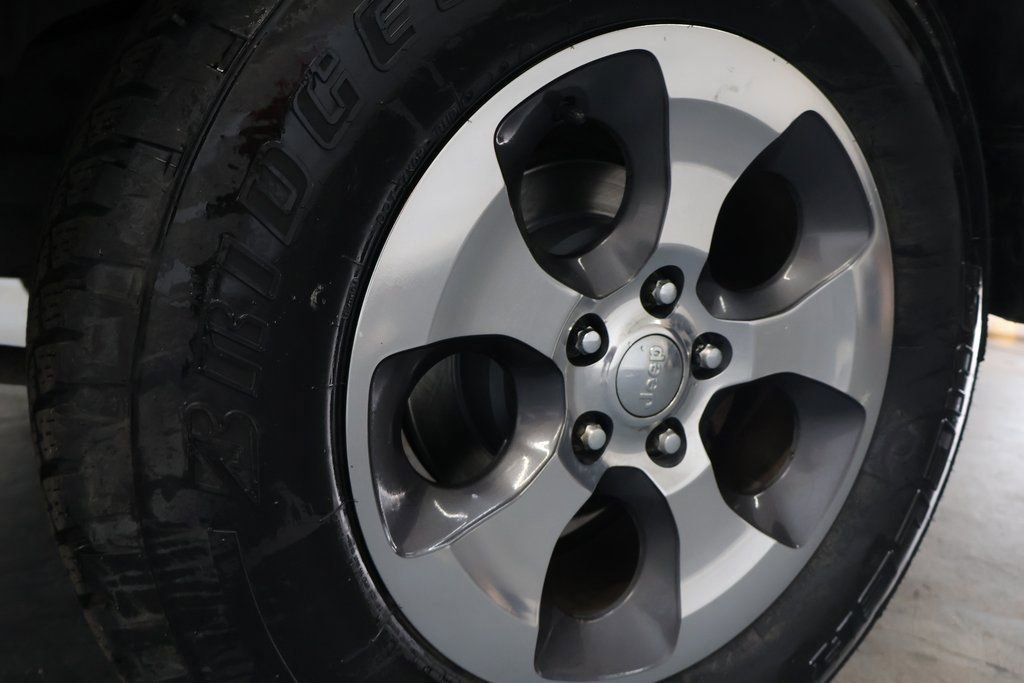 Used 2018 Jeep Wrangler Unlimited Sahara w/ Connectivity Group image 26