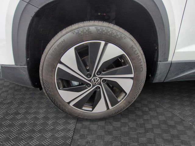 Certified 2025 Volkswagen Taos SE image 12