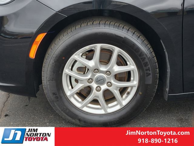 Used 2024 Chrysler Pacifica Touring-L image 13