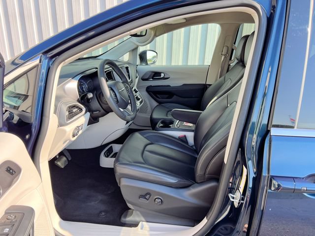 Used 2023 Chrysler Pacifica Touring-L w/ Uconnect Theater Family Group FWD image 11