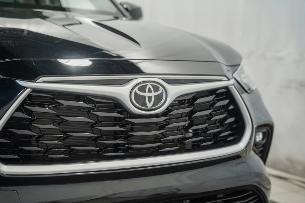 Used 2022 Toyota Highlander XLE AWD/4WD image 11